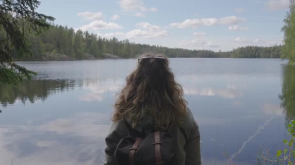 年轻的高加索背包客被芬兰密林的Idyllic湖所吸引 大范围射击 — 图库视频影像