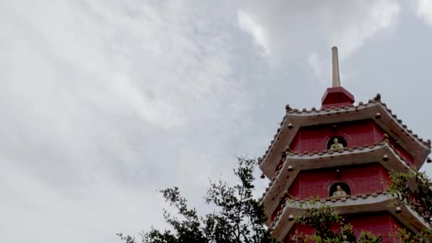 中国一座寺庙上的红塔 倾斜的铅球 — 图库视频影像