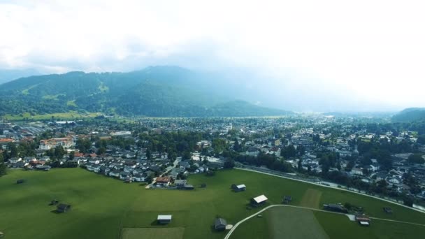 Flydronebilde Vakre Fjellbyer Garmisch Partenkirchen Som Viser Kirken Landskapet Rundt – stockvideo