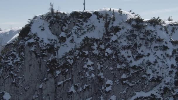 空中ドローン最後にピークになる前に 岩の山の壁を示す上に起動ショットとそれは山の最高点をマークピーククロス — ストック動画