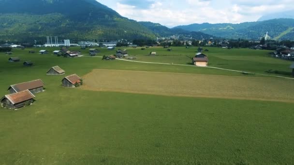 美丽的山地城市加米什 帕尔滕基兴的无人驾驶飞机低空飞行 低空飞行 俯瞰着茅屋 朝城镇飞去 — 图库视频影像