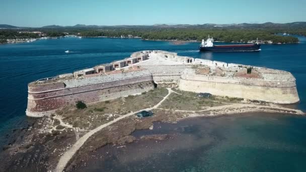 Luchtfoto Van Een Oud Fort Kroatië Met Een Groot Containerschip — Stockvideo