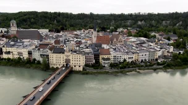中世の旧市街の空中ドローン撮影ドイツ バイエルン州 Chiemgauに位置するWasserburg Innその豪華な建築教会や中世の建物を示す — ストック動画