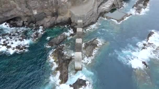 Vista Superior Das Piscinas Naturais Junto Oceano Com Ondas Cair — Vídeo de Stock