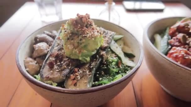 Vegan Sano Superfood Avocado Marinato Tofu Insalata Poke Bowls — Video Stock