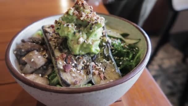 Vegan Saudável Miso Berinjelas Abacate Salada Poke Bowl — Vídeo de Stock
