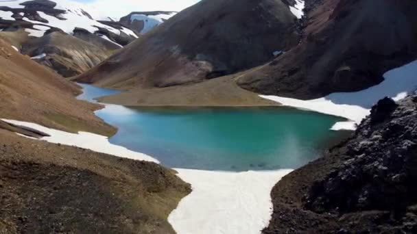 Réflexions Solaires Dans Lac Montagne Azur Entre Les Roches Magmatiques — Video