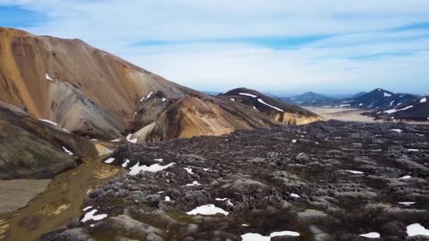 アイスランドのランドマンナローガルの虹の山の谷にある巨大な黒いマグマフィールドの壮大なパノラマ — ストック動画