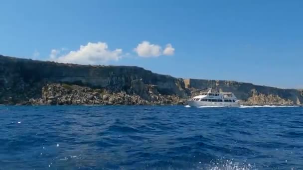Låg Vinkel Havsutsikt Från Segelbåt Turistiska Båt Korsning Scen Favignana — Stockvideo