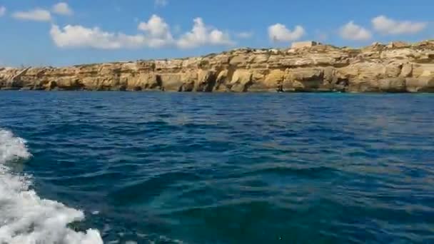 イタリアのシチリア島のファビニャーナ島とターコイズブルーの海の水のセーリングボートからの低角度の海のレベルのビュー パンニング — ストック動画