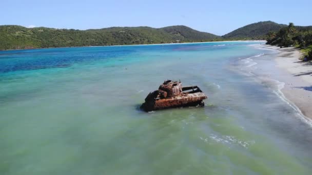 Tanque Viejo Océano Mientras Las Olas Estrellan Hermoso Entorno Playa — Vídeo de stock