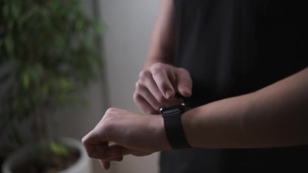 Zamknij Dramatyczny Młody Człowiek Smartwatch Sprawdzanie Pulsu Wiadomości Wiadomości Ekranie — Wideo stockowe