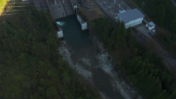 岐阜県の山への日の出とともに現れる増毛川ダムの空中写真 — ストック動画