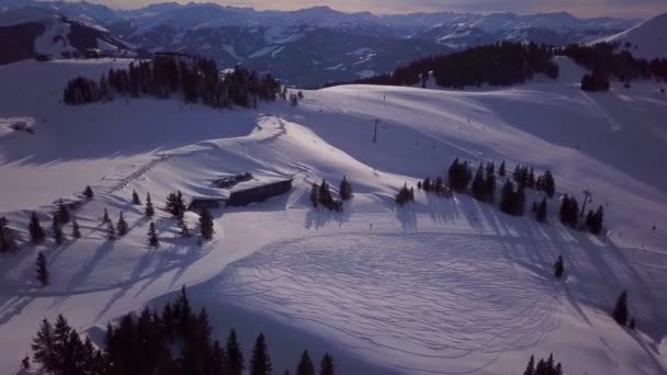 Montañas Nevadas Nubes Bajas Cielo Azul Atardecer Invierno Paisaje Panorámico — Vídeo de stock