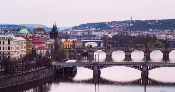 Prag Skymning Timelapse Slå Gatlyktor Över Berömda Broar Zooma Utsikt — Stockvideo