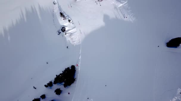 Vista Aérea Estación Esquí Con Gente Haciendo Snowboard Colina Abajo — Vídeos de Stock