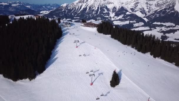 Skigebiet Bei Sonnigem Wetter Schnee Auf Der Skipiste Eines Bewaldeten — Stockvideo