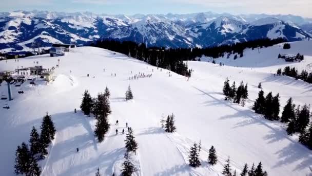 Panoramautsikt Från Drönare Kabelbanan Skidorten Skidlift Hiss Transporterar Skidåkare Och — Stockvideo