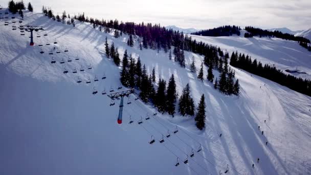 Luchtfoto Van People Skiën Snowboarden Heuvel Skigebied Drone Vliegt Skiërs — Stockvideo