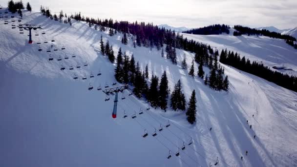 Widok Lotu Ptaka Narciarstwo Snowboarding Wzgórzu Ośrodek Narciarski Drone Leci — Wideo stockowe