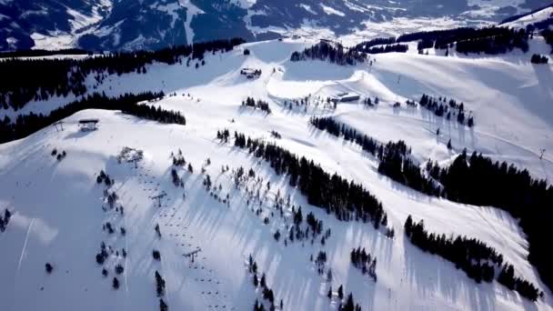 スキー場のケーブルウェイでドローンからのパノラマのトップビュー マウンテンリゾートの雪の冬の斜面にスキーヤーやスノーボーダーを運ぶスキーリフトエレベーター 多くの人々 Uhd 4Kビデオ — ストック動画