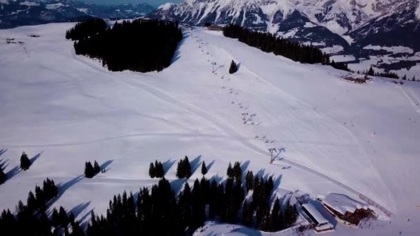 Skigebied Bij Zonnig Weer Sneeuw Skipiste Van Een Beboste Berg — Stockvideo