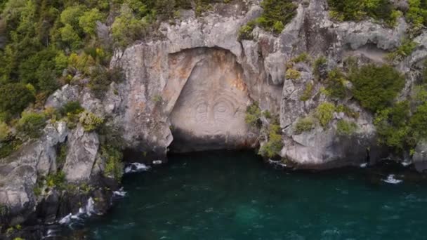 Spektakuläres Tätowiertes Gesicht Der Maori Das Eine Felswand Gehauen Wurde — Stockvideo