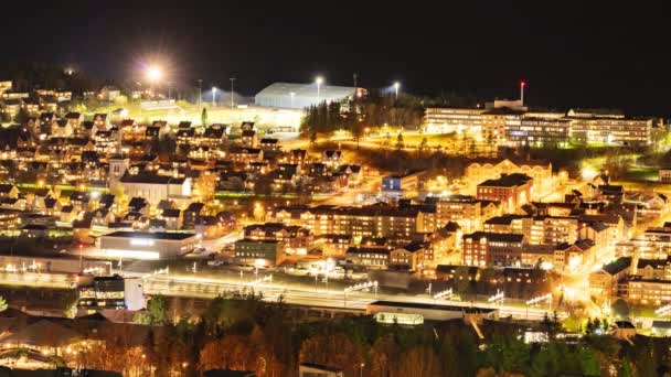 Geceleri Narvik Şehri Arabalar Aydınlık Caddelerde Koşuşturuyor Tren Istasyondan Kalkıyor — Stok video