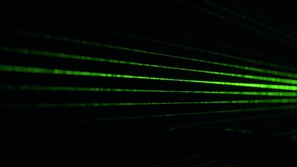 Staubpartikel Grünen Laserlichtstrahl Vom Beugungsgitter — Stockvideo