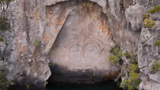 Vyřezávání Moko Vytetované Tváře Úžasné Dílo Maori Umění Jezero Taupo — Stock video