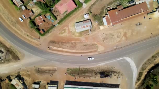 Bovenaanzicht Van Auto Die Weg Rijden Een Klein Stadje Kenia — Stockvideo