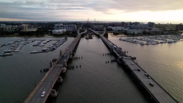 Verkeer Ashley River Bridge Antenne Charleston Zuid Carolina Bij Zonsopgang — Stockvideo