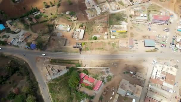 Aérea Una Carretera Transitada Que Atraviesa Una Pequeña Ciudad Kenia — Vídeo de stock