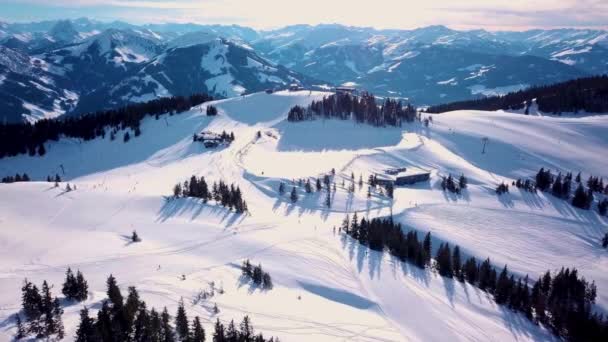 スキー場の丘の上の人々のスキーやスノーボードの空中ビュー ドローンはスキーヤーの上を飛ぶ丘 アルプスの山々をスキー — ストック動画