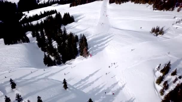 Vista Aérea Estación Esquí Con Gente Haciendo Snowboard Colina Abajo — Vídeos de Stock