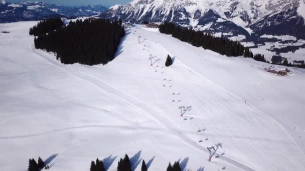 Skigebiet Bei Sonnigem Wetter Schnee Auf Der Skipiste Eines Bewaldeten — Stockvideo