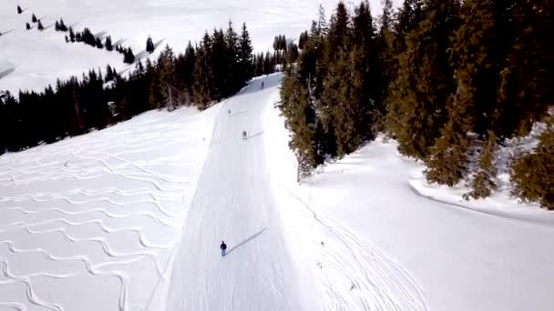 Luftaufnahme Des Skigebiets Mit Snowboardern Den Hügel Hinunter Archivmaterial Überfliegen — Stockvideo