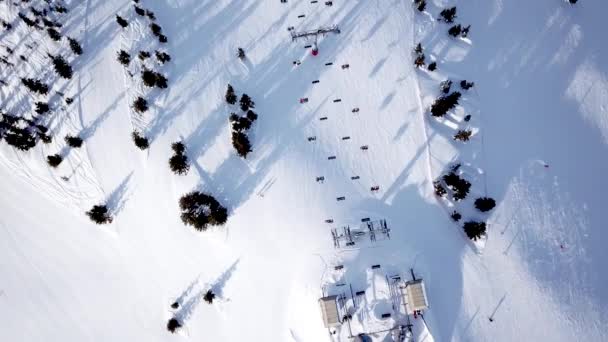Tepede Kayak Yapan Snowboard Yapan Insanların Hava Görüntüsü Kayak Merkezi — Stok video