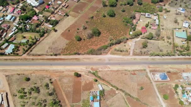 Кении Мотоциклисты Переехали Дорогу Возле Небольшого Городка — стоковое видео