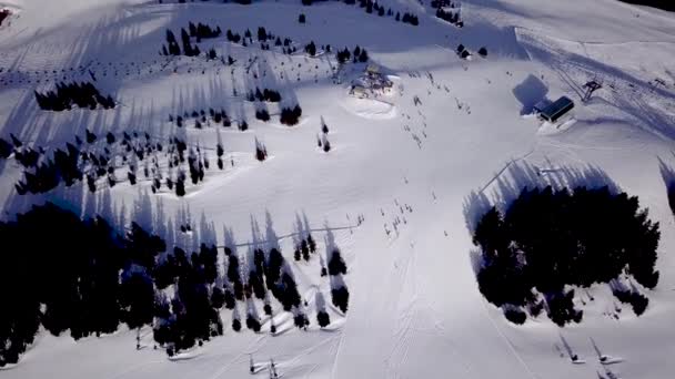 奥地利提洛里亚阿尔卑斯山滑雪胜地滑雪场的空中景观 — 图库视频影像