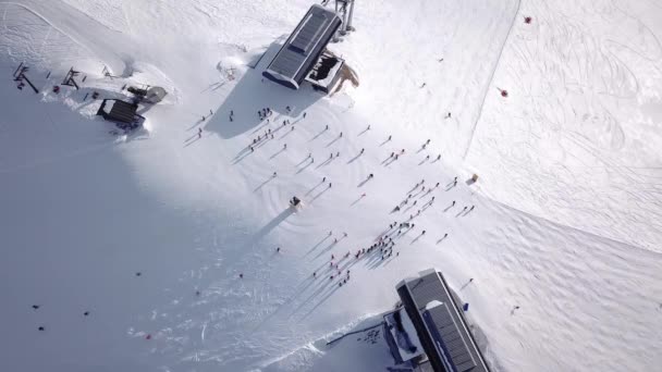 Vista Aérea Estância Esqui Com Pessoas Snowboard Descendo Colina Imagens — Vídeo de Stock