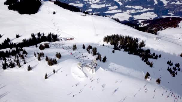 Panoramautsikt Från Drönare Kabelbanan Skidorten Skidlift Hiss Transporterar Skidåkare Och — Stockvideo