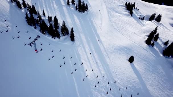 Vista Aérea Gente Esquí Snowboard Colina Estación Esquí Drone Vuela — Vídeos de Stock