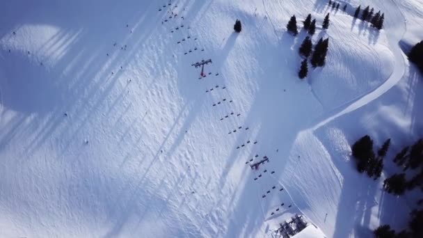 Vista Aérea Uma Pista Esqui Uma Estância Esqui Nos Alpes — Vídeo de Stock