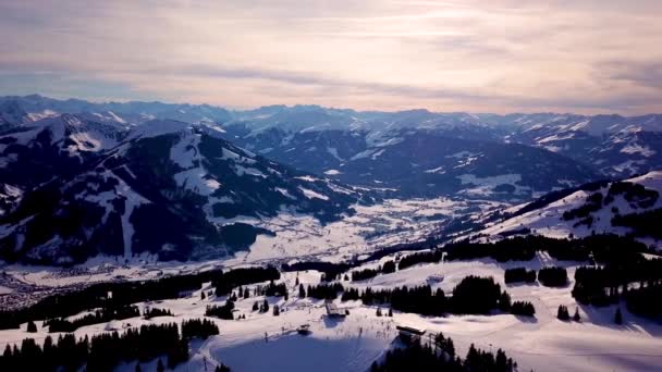 Montagne Innevate Basse Nuvole Cielo Azzurro Inverno Paesaggio Panoramico Con — Video Stock