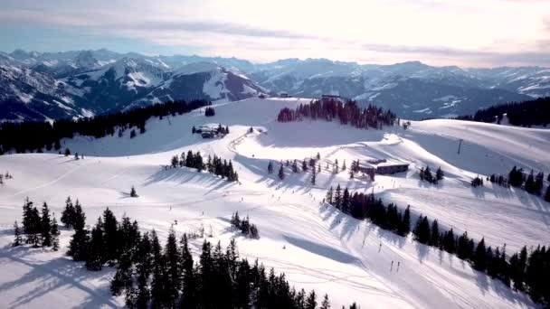 Zimním Lyžařském Středisku Lidé Lyžují Jezdí Snowboardu Zasněžených Svazích Lyžařský — Stock video