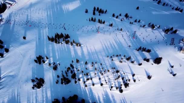 Flygfoto Över Skidliften Vid Foten Skidbacken Med Massor Skidåkare Och — Stockvideo