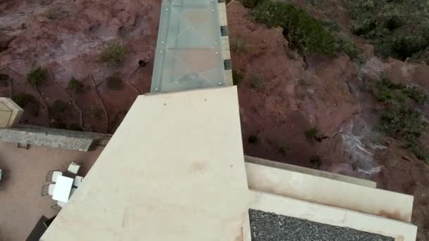 Widok Góry Budynku Nowoczesnej Architektury Szklaną Podłogą Wystającą Klifu Nad — Wideo stockowe