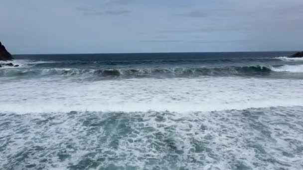 Vidéo Belle Mer Horizon Avec Grandes Vagues Mousse Brisant Dans — Video