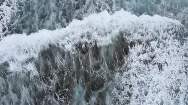 Luftaufnahme Des Dunklen Meeres Mit Schaumwellen Die Einem Schwarzen Sandstrand — Stockvideo